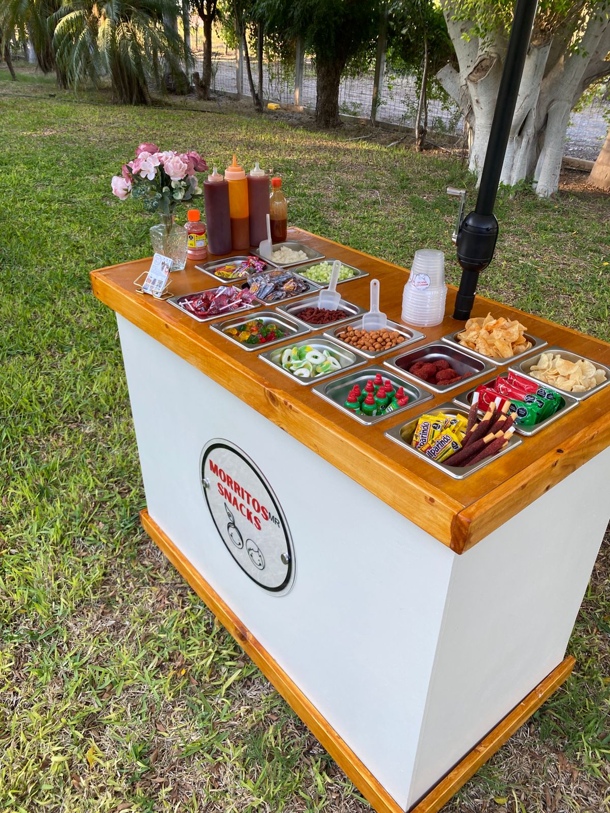 Barra de snacks montada completa en evento al aire libre